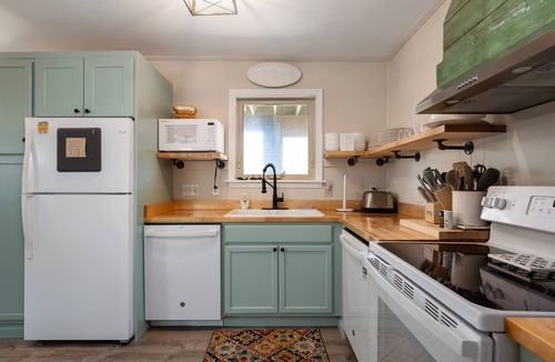 Duck House | The Mist a Spot 4 Bedroom Home A Short Walk To Beach