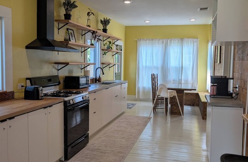 Near East Side House | The Shady Pecan - Walk to Alamodome - 3 King Beds - Sleeps 8