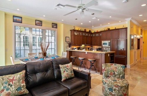 Old Town House | *THE SMILING IBIS @ OLD TOWN* Home & Pool + Last Key White Glove Service.