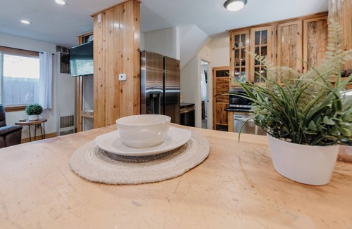 Big Bear City Cabin | This Cabin is rustic, located minutes to slopes & village