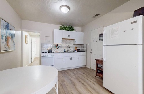 University Heights Apartment | This duplex is a 1 bedroom(s), 1 bathrooms, located in Albuquerque, NM.