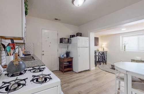 University Heights Apartment | This duplex is a 1 bedroom(s), 1 bathrooms, located in Albuquerque, NM.