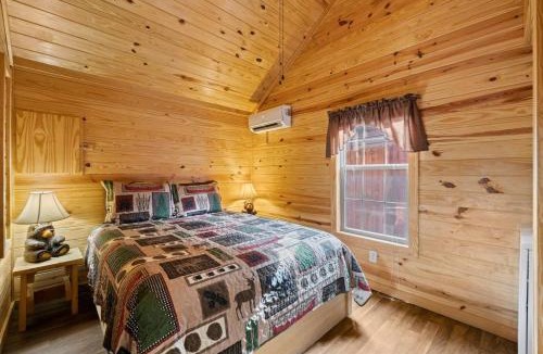 Dillsboro Apartment | Tiny Bearadise - Riverfront Cabin, Deck, Fire Pit & Near the Smoky Mountains!