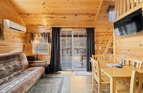 Dillsboro Apartment | Tiny Bearadise - Riverfront Cabin, Deck, Fire Pit & Near the Smoky Mountains!