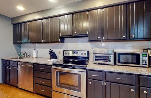Damariscotta House | Tree-lined home with screened porch & perfect Midcoast location