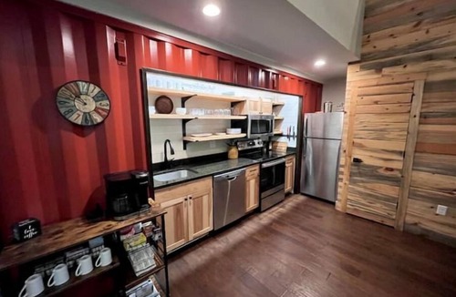 Swannanoa House | Unique Container Home 15 min to Asheville – Walk to Warren Wilson, Pet Friendly!