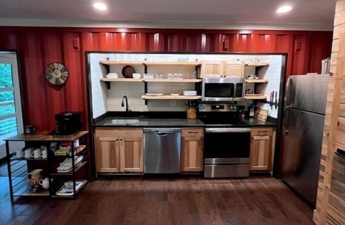 Swannanoa House | Unique Container Home 15 min to Asheville – Walk to Warren Wilson, Pet Friendly!