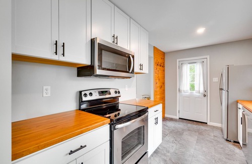 Oak Ridge House | Updated Home: Central Oak Ridge Location