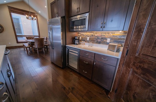 River Run House | Updated Townhome | Private Hot Tub | Pool access