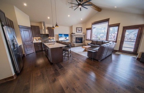 River Run House | Updated Townhome | Private Hot Tub | Pool access