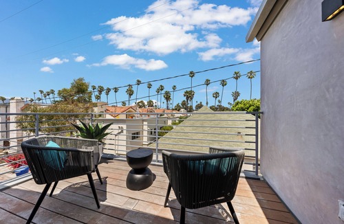 Wilshire Montana Apartment | Upscale 3 Level Condo Santa Monica Gem Must See