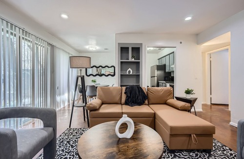 Bouldin Apartment | Walkable King Bed Getaway | Sleeps 4 | Pool Pkg
