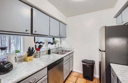 Bouldin Apartment | Walkable King Bed Getaway | Sleeps 4 | Pool Pkg