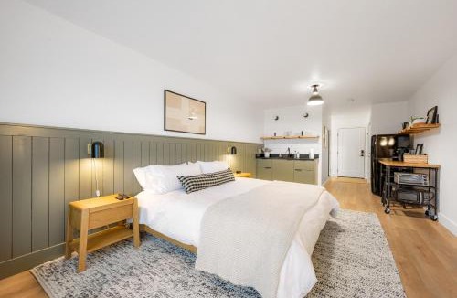 Juneau Apartment | Walkable luxe studio with view 7