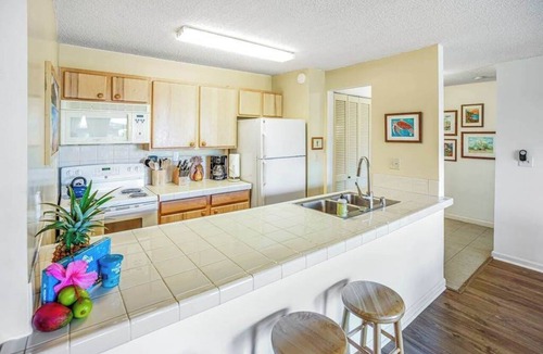Hanamaulu Condo | Water-View 3rd-Floor Lihue Condo with Pool, Steps to Beach