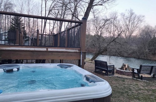 Murphy House | Waterfront Home, 3 BR, 2 Bath, HOT TUB, Pet-Friendly, Fishing, Fire Pit