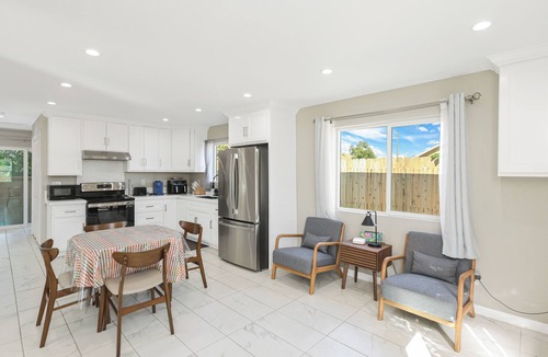 Eastside House | Welcoming 2-bedroom house in vibrant Long Beach Downtown Area