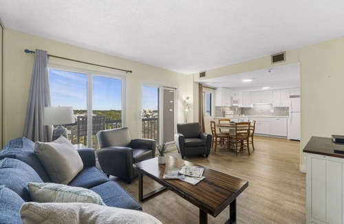 Sunnyside Condo | West End! Carillon Beach! Seasonal chair service! Pinnacle Port!