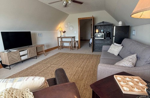 Loxley Cottage | Whit-Acres Farm Loft