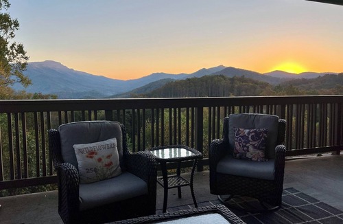 Boone Condo | WOW Grandfather View!No Stairs☆2 King Ensuites☆Gas Grill☆Fast Wi-Fi☆Resort Amen.
