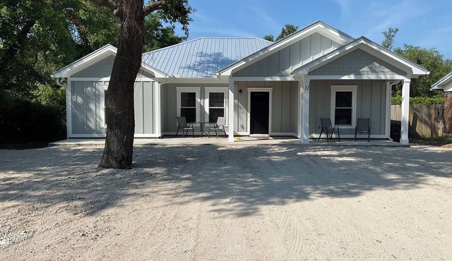1 block from private bay beach, boat dock with slips, Paddle boards/kayaks, New!
