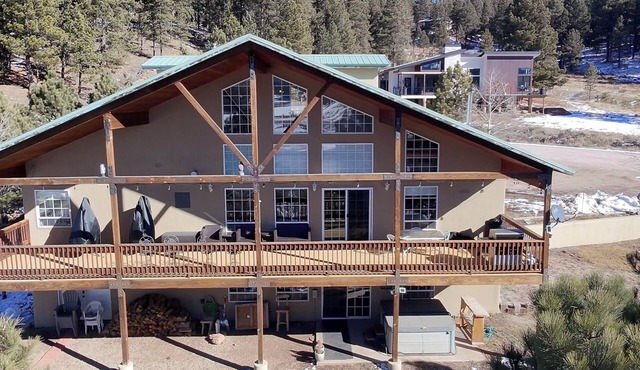 1 MILE to resort, 2 kitchens, hot tub, covered deck, sled hill, fire pit