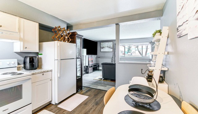 11 Mi to Kincaid Park: Convenient + Cozy Apt!