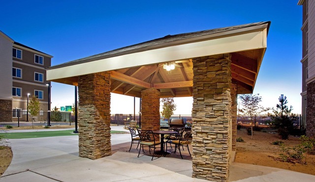 1BR Suite w/Hot Breakfast, Outdoor Pool & BBQ
