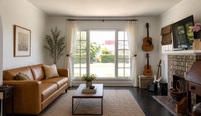 2-bedroom townhome in lovely Los Angeles with AC