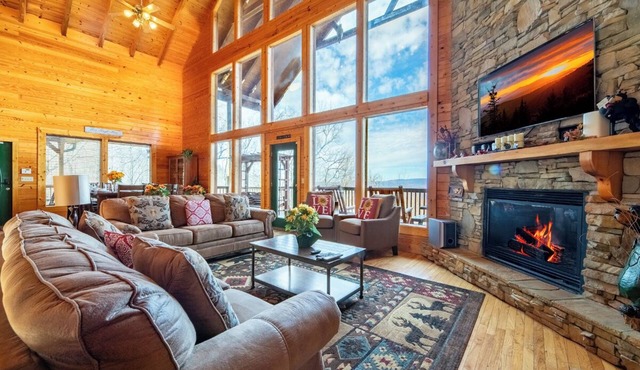 2-in-1 Estate w/VIEWS! Theater + Firepit + GAMES!