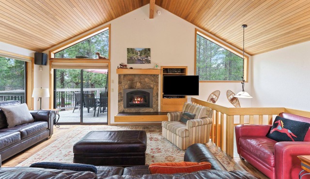 2 Quail- Elegant & Modern, 3 Min. Walk to SHARC & Passes, Hot Tub, Fireplace, Bikes
