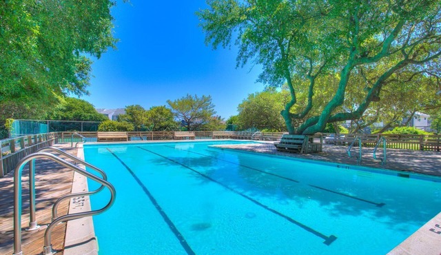 2BR Duck Condo: Walk to Beach, Pool & Tennis