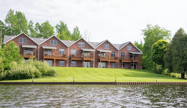 #3 Lakefront Hamlin Lake Retreat - Sleeps 10