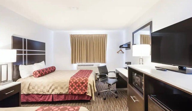 3 Units | Charlotte, MI Stay | Near Downtown Attractions