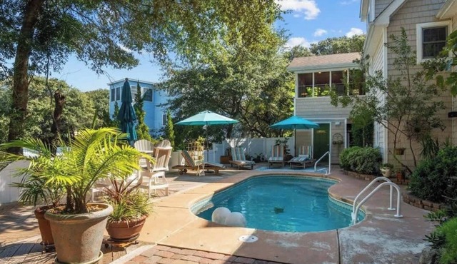 5Min Walk to Beach and Saltwater Pool!