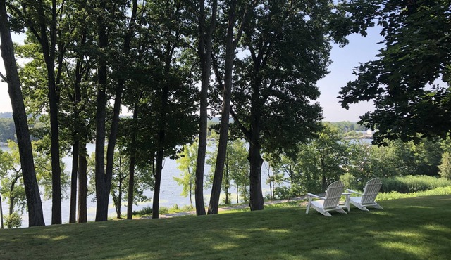 6 BR 2.5 Bath - Beautiful Saratoga Lake View - close to Saratoga Racetrack