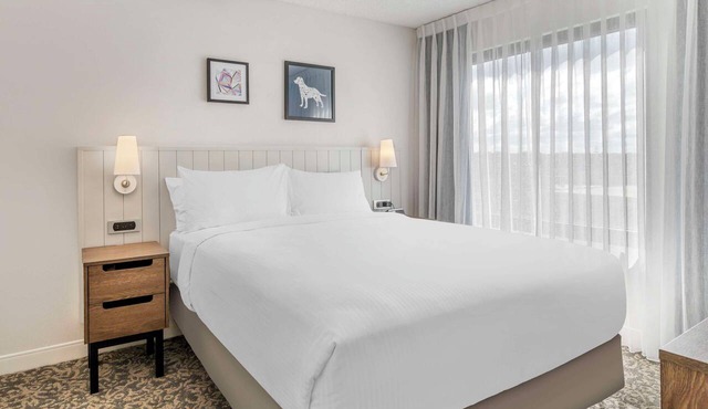 A Place You'll Surely Enjoy! Short Drive to Elmendorf Lake Park, Pet-Friendly