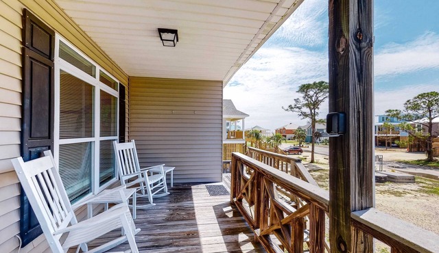 Beachy Duplex w/Full Kitchen, High-Speed WiFi, Central AC, and Washer/Dryer!