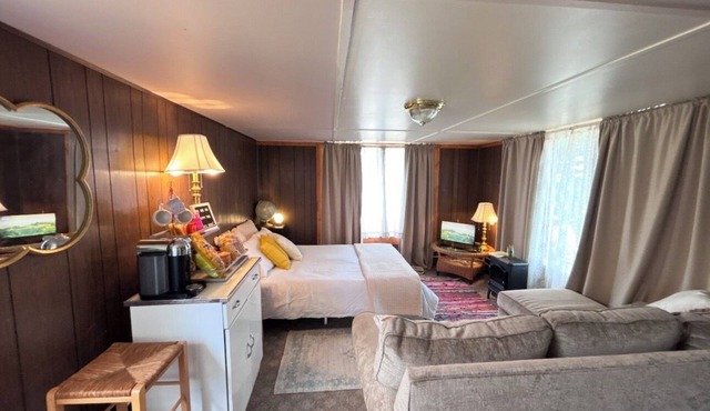 Beautiful, airy, centrally located, 1 room cottage in wonderful Silver City.