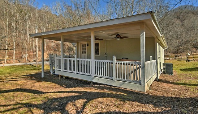 Best getaway for 2 with own creek and hottub
