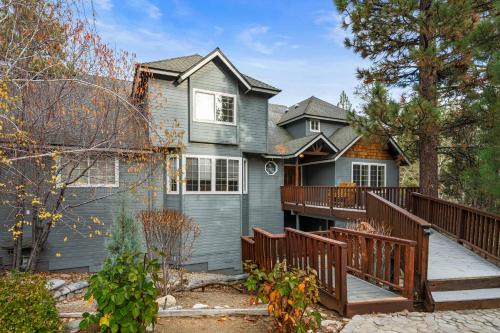 Big Bear Nest at Eagle Mountain - Game Room, Pool Table, Ping Pong, Foosball, Jet Tub, 3 Fireplaces