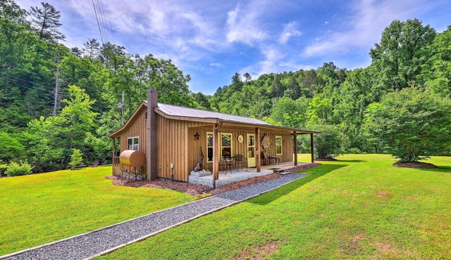 Bonfires & BBQs! Creekside Retreat in Marshall