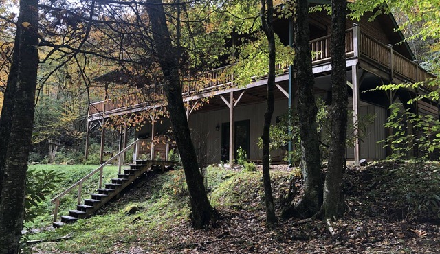 BOOK NOW for your mountain vacation.Creeks,Waterfall,HotTub,Fire Pits,Privacy