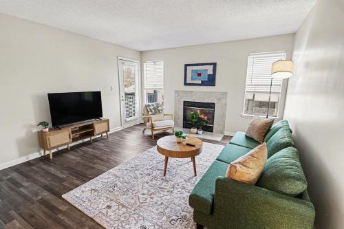 Bright and Spacious 2BR with King Bed, Pool, Gym Near UAB & Hospitals