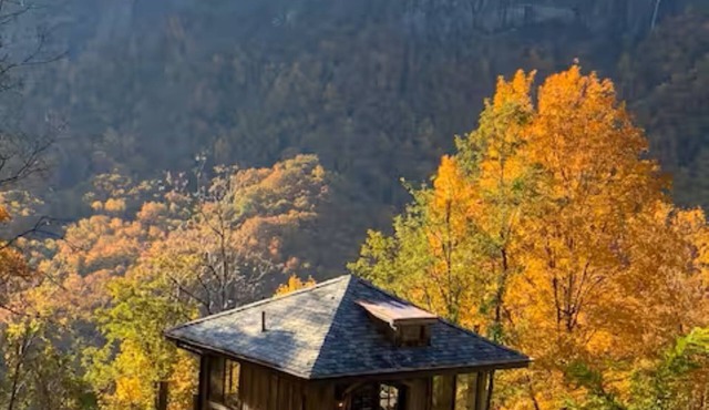 Cabin w/private Waterfalls-Views-Hot Tub-Fire Pit!