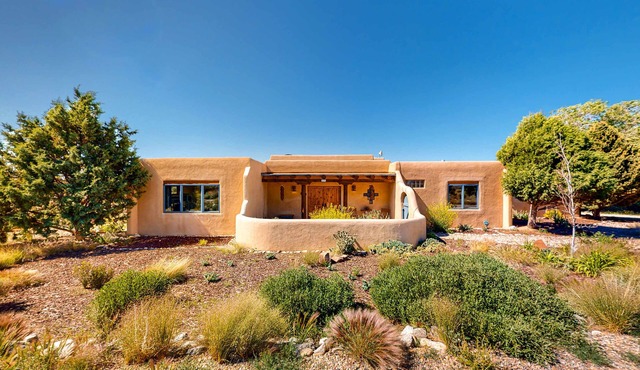 Casa Luna - Adobe Retreat with Mountain Views