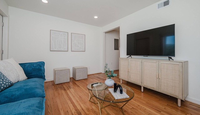 Central Duo Suites- Ample Parking/King Beds/Groups