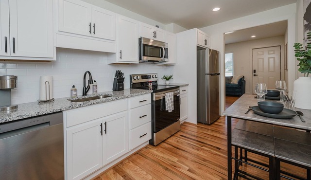 Central Suite A - 2 Bedrooms/King Bed/Parking
