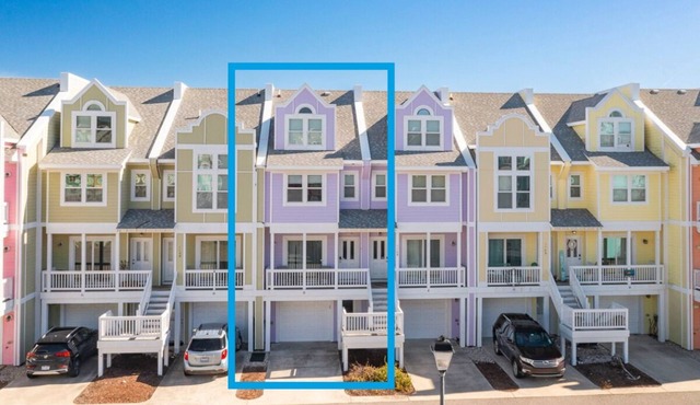Centrally located townhome w/a resort-style community pool & gorgeous sunsets!