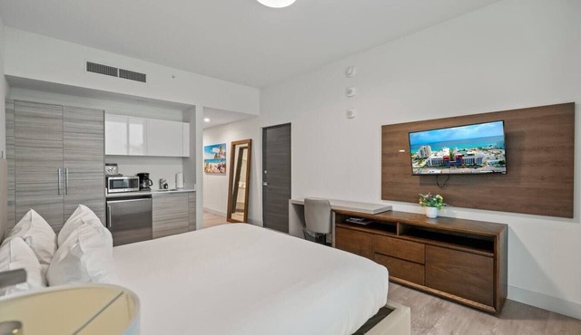 CH Luxury Studio With a Quiet Courtyard View-CS34